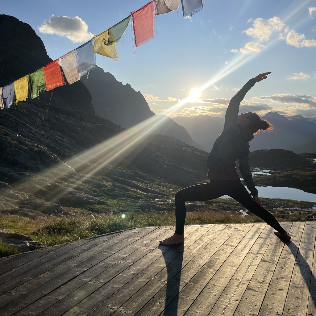 Eine Yogini bei einer Vorbereitungsübung zum Kopfstand.